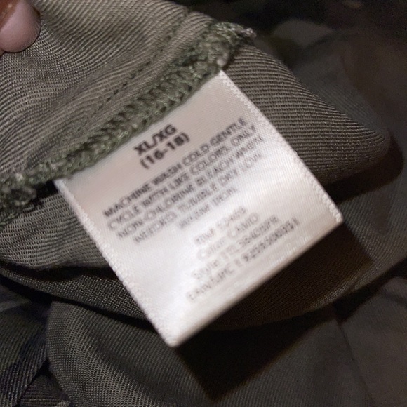 BNWOT button down camo blouse - Picture 5 of 5